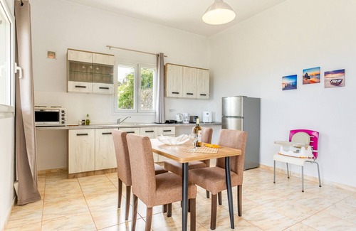 Perama Apartment | Scenic 'Geomarhouse 2': Oceanfront Retreat with Wi-Fi