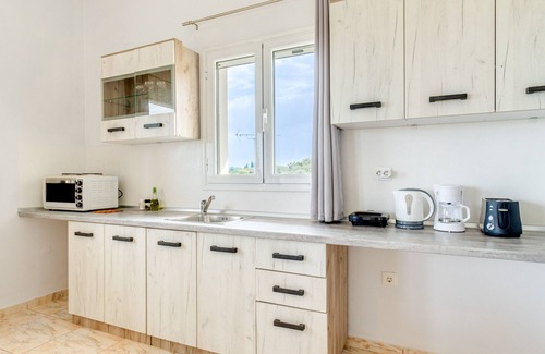 Perama Apartment | Scenic 'Geomarhouse 2': Oceanfront Retreat with Wi-Fi