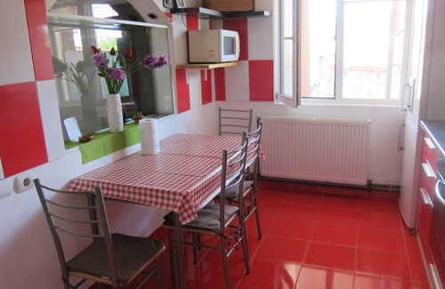 Valu lui Traian Apartment | Spacious Apartment Gherghisan for 6 with Hot Tub & Spa