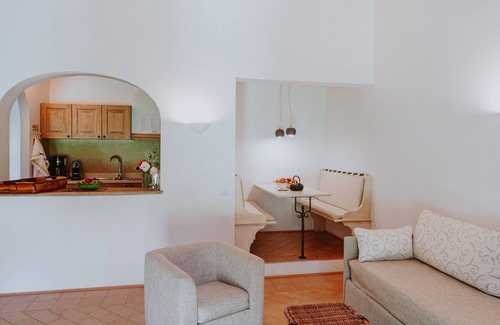 Puegnago del Garda Apartment | Apartment 'Giada' with Shared Pool, Wi-Fi and Air Conditioning
