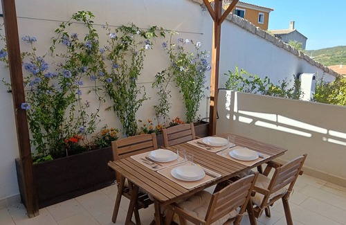 Budoni Apartment | Apartment 'Giardinelli' with Private Garden, Wi-Fi and Air Conditioning