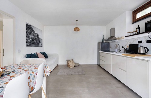 Arcola Apartment | Apartment 'Ginestra' with Sea View, Wi-Fi and Air Conditioning