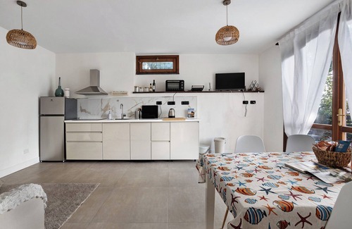 Arcola Apartment | Apartment 'Ginestra' with Sea View, Wi-Fi and Air Conditioning