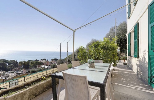 Pieve Ligure Apartment | Apartment 'Gli Ulivi Di Bogliasco - Ulivi 3' with Sea View, Wi-Fi and Air Conditioning