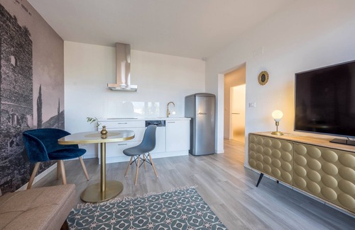 Lana Apartment | Unique Goldfinger Apartment with Mountain View & Pool Access