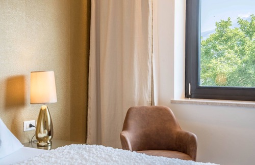 Lana Apartment | Unique Goldfinger Apartment with Mountain View & Pool Access