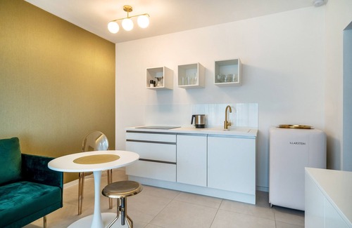 Lana Apartment | Unique Goldfinger Apartment with Mountain View & Pool Access
