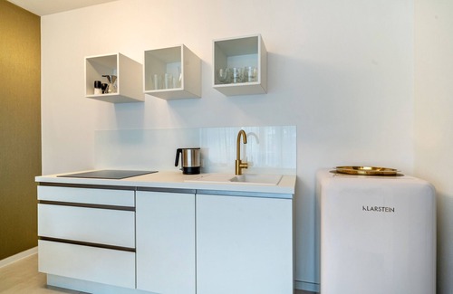 Lana Apartment | Unique Goldfinger Apartment with Mountain View & Pool Access