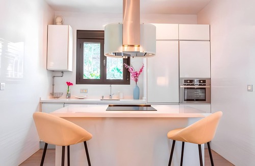 Ciudad Jardin Apartment | Apartment 'Gran Plaza Luminoso' with Balcony, Wi-Fi and Air Conditioning