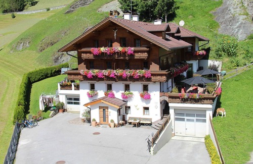 Pragraten Apartment | Relaxing Stay at Apartment Großglockner - Pet-Friendly Retreat