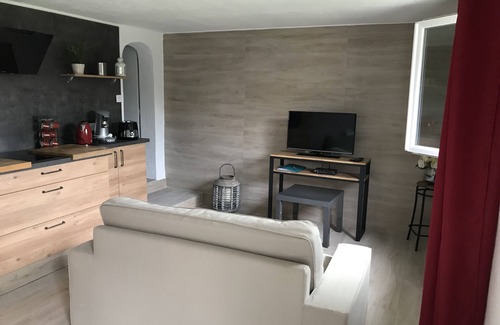 Les Issambres Apartment | Oceanfront Apartment Ground Garden with Spa & Family Appeal