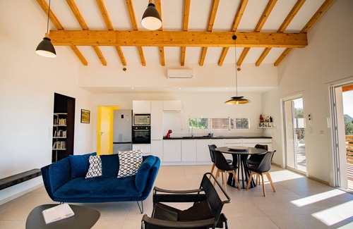 Monacia-d'Aullene Villa | Discover 'Guetali Du Rocher': Oceanfront Retreat with Wi-Fi