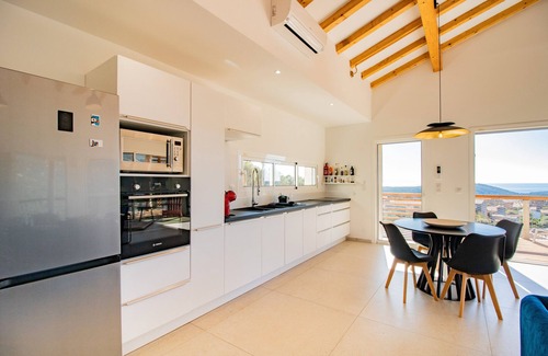 Monacia-d'Aullene Villa | Discover 'Guetali Du Rocher': Oceanfront Retreat with Wi-Fi
