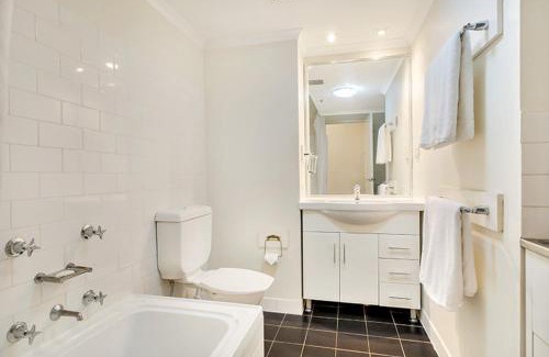 Pyrmont Apartment | Relaxing Harborside Retreat with Pool and Hot Tub Access