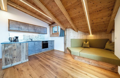 Verano Apartment | Inviting Apartment 'Haughof - Lärchenweide' with Balcony & Spa