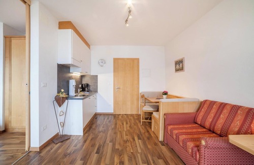 Schenna Apartment | Relax at Apartment "Haus Hohenrain 3" with Pool & Garden