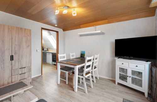 Hedwigenkoog Apartment | Apartment 'Haus Holle B' with Shared Garden and Balcony