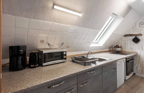 Hedwigenkoog Apartment | Apartment 'Haus Holle B' with Shared Garden and Balcony