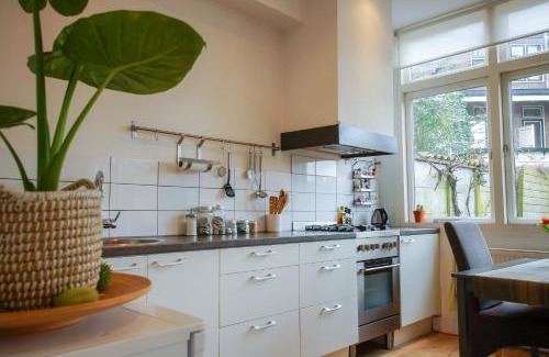 Hof van Delft Apartment | Welcoming Havenstraat Apartment: Rated 9.4/10, Family-Friendly
