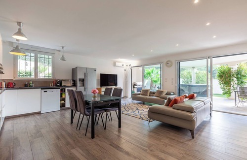 Sausset-les-Pins Apartment | Cozy Apartment 'Havre De Paix' with Ocean View & Terrace