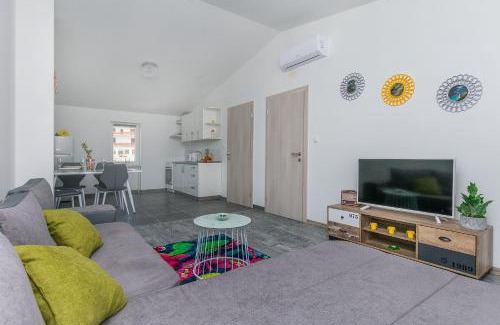 Strozanac Apartment | Family-Friendly Retreat at Apartment Heaven - Rated 9.3/10