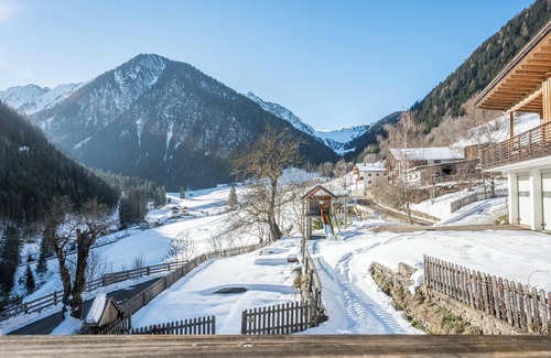Racines Apartment | Scenic Apartment "Heiserhof - Apfel" with Mountain View & Wi-Fi