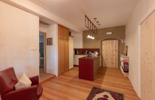 Tesimo Apartment | Inviting Apartment 'Hof Neuhaus Rosengarten' with Garden View