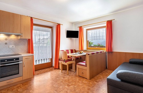 Chifa Apartment | Inviting Apartment 'Hofblick': Mountain View & Private Terrace