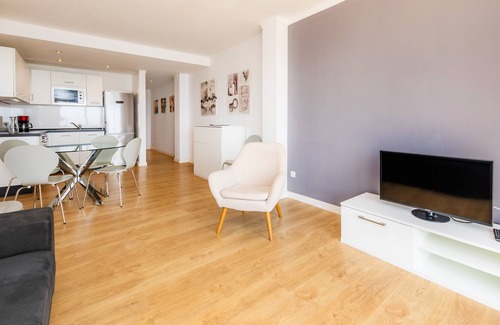 S'illot Apartment | Apartment 'Hostal Antic Apartamento 102' with Balcony, Wi-Fi and Air Conditioning