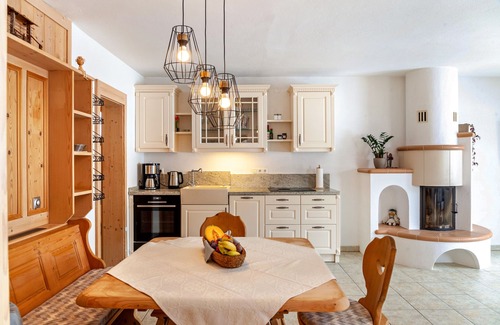 Kartitsch Apartment | Apartment 'Hotel Sonnblick - Wohnung Rosl' with Mountain View, Shared Garden and Wi-Fi