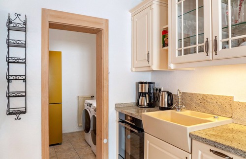 Kartitsch Apartment | Apartment 'Hotel Sonnblick - Wohnung Rosl' with Mountain View, Shared Garden and Wi-Fi