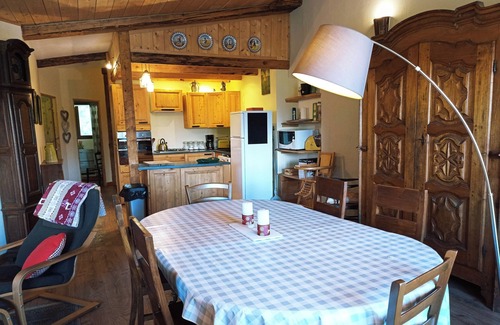 Montaimont Apartment | Spacious Apartment for 12 in Champfol with Great Amenities
