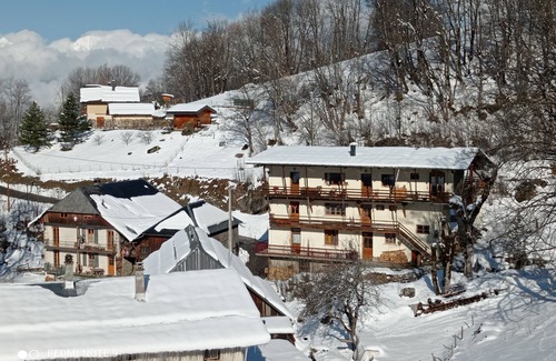 Montaimont Apartment | Spacious Apartment for 12 in Champfol with Great Amenities