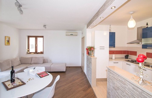 Pridvorje Apartment | Inviting Apartment with Private Terrace and Breakfast Included