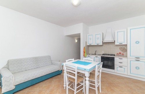 Porto Pozzo Apartment | Apartment 'I Mirti 1' with Private Terrace, Shared Garden and Air Conditioning