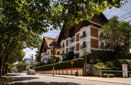 Campos do Jordao Apartment | Ideal Apartment Steps from Capivari with Pool & Breakfast