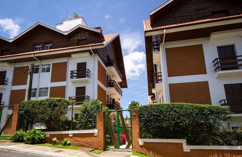 Campos do Jordao Apartment | Ideal Apartment Steps from Capivari with Pool & Breakfast