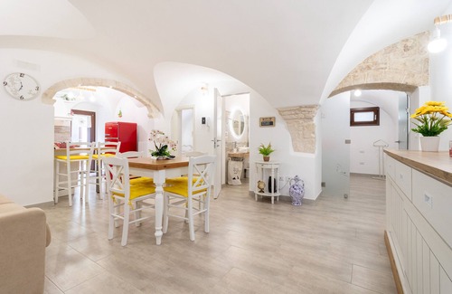 Old Town Cisternino Apartment | Relax at Apartment 'Il Giardino' with Private Garden & Wi-Fi