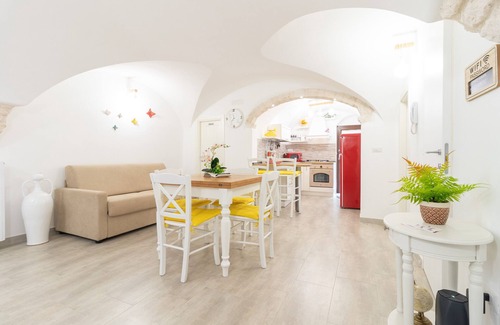 Old Town Cisternino Apartment | Relax at Apartment 'Il Giardino' with Private Garden & Wi-Fi