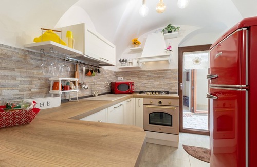Old Town Cisternino Apartment | Relax at Apartment 'Il Giardino' with Private Garden & Wi-Fi