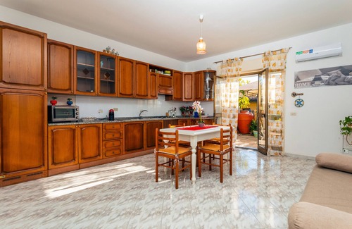 Fondachello Apartment | Apartment 'Il Giardino Delle Ninfe' with Mountain View, Wi-Fi and Air Conditioning