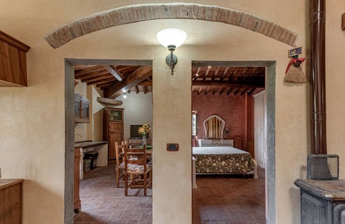 Pozzale House | Cozy Apartment "Il Sopra" with Garden, Kitchen & Wi-Fi