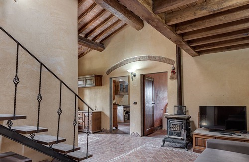 Pozzale House | Cozy Apartment "Il Sopra" with Garden, Kitchen & Wi-Fi