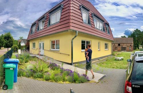 Bestensee Villa | Cozy Apartment by Lake and Forest with Large Garden Retreat