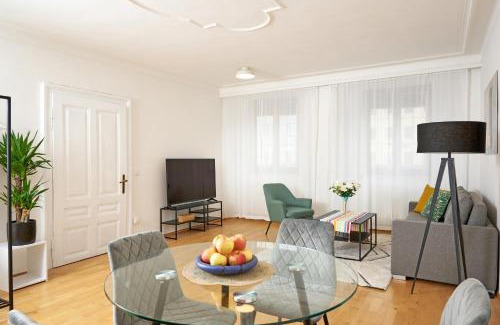 Ried im Innkreis Apartment | Prime Apartment in Ried im Innkreis with Hot Tub Access