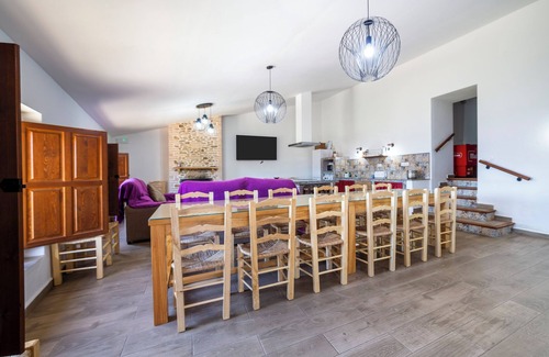 Laroya House | Apartment In A Hotel 'Los Moreno' with Mountain View, Wi-Fi