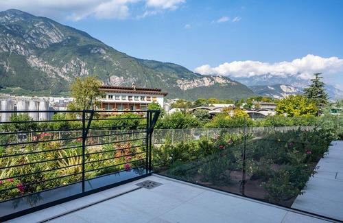 Ravina Apartment | Comfortable Apartment at Midum Garden Nord with Mountain View