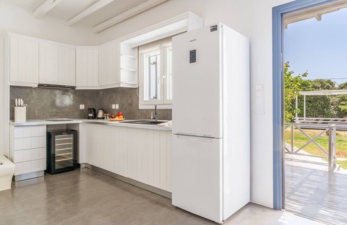 Kato Fellos Apartment | Discover Ow Andros Luxury Suites: Mountain View & Terrace