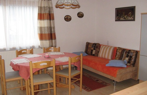 Pfarrwerfen Apartment | Idyllic Apartment by Tennengebirge with Pool & Breakfast