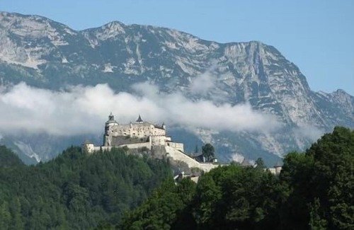 Pfarrwerfen Apartment | Idyllic Apartment by Tennengebirge with Pool & Breakfast